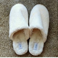 Ivory/Cream Slip On Sherpa Slippers By Old Navy! Very Cozy And Soft. Brand New With Tags Size 9 Old Navy Slippers, Sherpa Slippers, Beige Slippers, Old Navy Flip Flops, Slides For Women, Faux Fur Slippers, Knit Boots, Knitted Slippers, Navy Shoes