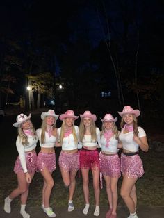 Cowgirl Outfits Birthday Party, Pink Costume Ideas Halloween, Girl Cowboy Outfit, Carnival Costumes Ideas Women Outfit, Cowgirl Outfits Carnaval, Cowboy Carnaval, Carnival Costumes Ideas, Cow Girl Outfits, Carnival Outfit Ideas