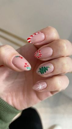 Nail Design Ideas Winter, Megan Fox Nails, Winter Nails 2022, Nails Ideas Simple, Holiday Nails Easy, Nail Designs Christmas, Fox Nails, February Nails