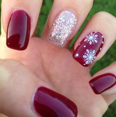 Accent nail snowflake Holiday Nails Easy, Treats Christmas, Christmas Nail Art Easy, Holiday Nails Winter, Manicure Nail Designs, Holiday Nail Designs, Christmas Nails Easy, Recipes Christmas, Christmas Nail Art Designs