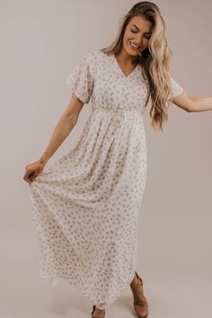 Beautiful ivory floral maxi dress. Nursing friendly flowy maxi dress. Tie waist floral print long modest dress. Button front ivory floral maxi with tie waist. Floral Maxi Dress Outfit, Work Outfits Frauen, Short Beach Dresses, Short Dress White, Blue Bodycon Dress, Boho Dresses Long, Maxi Dress Outfit, Modest Dress, Floral Dresses Long