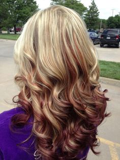 Blonde Hair W Red Highlights, Blonde Hair Red Streaks, Hairstyles 2000s, Coco Hair, Red Streaks, Highlights Ideas, Hair Highlights And Lowlights, Beautiful Blonde Hair, Dyed Red Hair