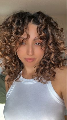 Mid Length Curly Hair Highlights, Curly Hair Honey Brown, Honey Brown Highlights Curly Hair, Caramel Highlights Curly Hair, Hair Chestnut Brown, Brown Hair Curly, Auburn Brown Hair, Curly Balayage Hair, Cute Latina Hairstyles