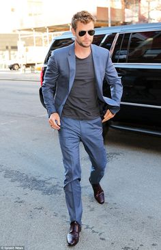 Blue Suit Outfit, Blue Mens Suit, Hemsworth Brothers, Mens Suits Modern, A Man In A Suit, Suit Combinations, Man In A Suit, Chris Hemsworth Thor, Blue Suit Men