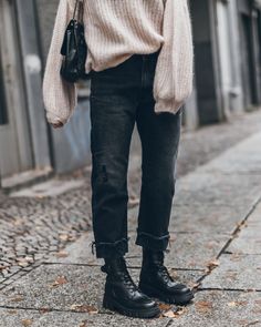 September Outfits 2024, Doc Martens Outfit Women, All Black Doc Martens, Psychiatrist Aesthetic, Black Doc Martens Outfit, Black Doc Martens, Unisex Aesthetic, September Outfits, Martens Outfit