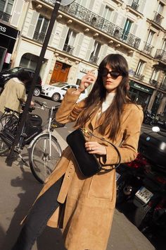 Best suede jackets: Leia Sfez French Influencers, Fashion Lessons, French Style Parisian Chic, French Wardrobe Essentials, Petite Styling, French Wardrobe Basics, Leia Sfez, French Style Clothing, Style Influencers