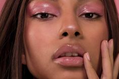 Icy Pink Eyeshadow, 90s Pink Eyeshadow, Glossy Eyeshadow Look, Blush Eyeshadow Looks, Liquid Eyeshadow Look, Subtle Pink Eyeshadow, Pink Shimmer Makeup, Wet Eyeshadow Look, Pink Glowy Makeup