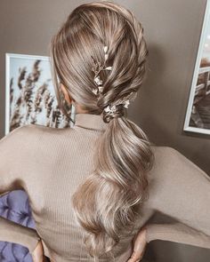 Bridesmaid Hairstyles ❤ Check out bridesmaid hairstyles for any hair length here. Inspiration for elegant updos, curls and even mismatched hairstyles for your girls. #wedding #bride #weddingforward #weddinghairstyles #BridesmaidHairstyles Simple Braids, Braided Crown Hairstyles, Wedding Hairstyles For Medium Hair, Elegant Ponytail, Classic Updo, Old Hairstyles