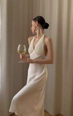 Simple Tulle Prom Dress, Elegant Style Aesthetic Summer, Cream Wedding Guest Outfit, Simple Elegant Dresses Classy Chic Long, Elegant White Dress Classy Chic Formal, Summer Wedding Guest Semi Formal, Dainty Dress Aesthetic, Fancy Dress Poses Instagram, Elegant Gowns Classy Glamour