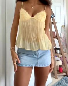 Yellow Top Outfit Aesthetic, Outfit Ideas Party Night, Outfit Ideas Party, Trendy Outfit Ideas, Stockholm Fashion, Mini Short, Yellow Top, Pantalon Large