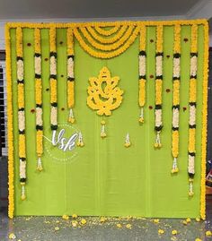 This is Beautiful Handmade Cloth garlands backdrop set for housewarming decor 8*8 feet ka backdrop set/ Haldi Mehndi Decoration Backdrop / Handmade Backdrop Made with Cloth Flowers / Pooja decor/ Choora Cermony / Material- Cloth Garlands THIS IS MADE TO ORDER IT TAKE 7-10 DAYS FOR SHIPPING. 8*8 feet ka backdrop set FOR ANY QUERY AND CUSTOMISATION PLS MSG ME . Indian Housewarming Backdrops, Bhogi Pallu Decoration At Home, Housewarming Decorations Indian, Gruhapravesam Decoration Ideas, Haldi Mehndi Decoration, Pooja Backdrop Decoration, Seemantham Decoration, Ganpati Backdrop, Mehndi Decoration