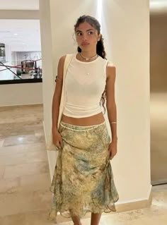 Y2k Midi Skirt Outfit, Thailand Fits, Thailand Outfits, Midi Skirt Y2k, Rome Outfits, Floral Skirt Outfits, Malaysia Fashion, Hawaii Outfits