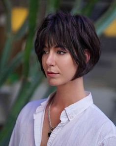 short hairstyles with layers and bangs Kort Bob, Chin Length Haircuts, Stacked Haircuts, Layered Bob Short, Bob Hairstyles For Thick, Medium Layered Hair, Bob Hairstyles With Bangs, Chin Length Hair, Bob Haircut With Bangs