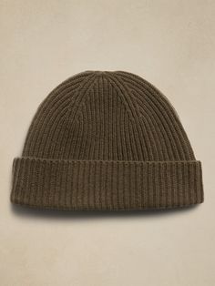 Inspired by fisherman's hats from the turn of the century, this luxuriously soft and warm cashmere beanie is designed in a shorter length so it sits higher up.  Ribbed knit design adds softness and a luxe texture.  Length: 9. 25" (23. 5cm) Hand wash Fisherman Fashion, Mens Winter Knit Hat, Men's Hats, Fisherman Beanie Outfit Men, Men’s Knitted Beanie, Mens Hats, Fisherman Beanie, Cheap Warm Beanie For Men, Mens Fisherman Beanie