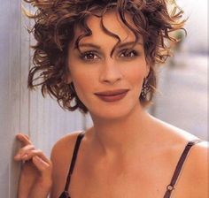 00s Hairstyles, Julia Roberts Hair, Celebrity Short Hair, Short Curly Haircuts, Julia Roberts, Hair Curly, Curly Hair Cuts, Short Curly Hair, Curly Hair Styles Naturally