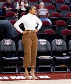 Beauty. Sydney Carter Womens Basketball Coaching Outfits, Coach Carter Outfits, Sydney Carter Outfits, Coaching Outfits Women, Coach Sydney Carter, Courtside Fits