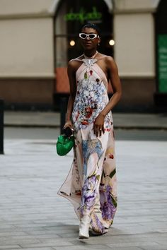 Showgoers Paired Socks With Every Kind of Shoe at London Fashion Week Spring 2024 - Fashionista Street Style Fashion Photography, Spring Summer Fashion Trends, Fashion Runway Show, Fashion Week 2024, London Fashion Week Street Style, Pink And White Dress