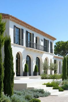 French Country Side House, Contemporary French House, French Country Style Homes, Mediterranean Garage, French Mediterranean Home, Modern Spanish Farmhouse, Garden Provence, French Country Landscape, Stunning Houses