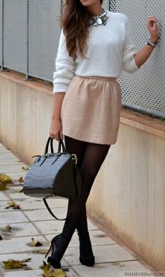 Las medias negras son una excelente aliada para convertir outfits casuales a uno más elaborado y elegante.                                                                                                                                                                                 Más Edgy Work Outfits, Outfit Chic, Bohol, Looks Street Style, Interview Outfit, Date Outfits, Skirt Leggings, Fashion Mode