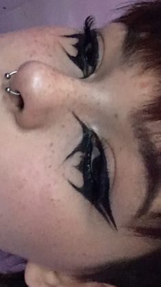 Emo Guyliner, Alt Graphic Eyeliner, Goth Eyeliner Ideas, Heart Graphic Liner, Goth Makeup Eyeliner, Alt Makeup Eyeliner, Eyeliner Looks Goth, Alt Makeup Ideas, Punk Eyeliner