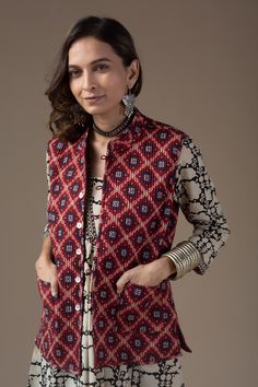 This stylish collared-neck and quilted silk short jacket with sleeveless is double sided jacket. This goes well with most of the solid colored kurtas/kurtis and the printed side adds up the charm of any solid color garment you are wearing. It is sleeveless and has 2 pockets on both sides. It comes with beautiful attached printed inside-lining, that is reversible. Double Sided Jacket, Ladies Blazer, Silk Jacket, Jackets Online, Short Jacket, Coats Jackets Women, Block Print