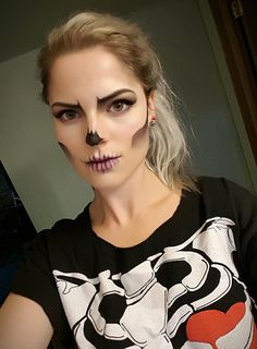 DIY skull makeup, skeleton costume, easy skull face, halloween costume Easy Skeleton Makeup, Maquillage Halloween Simple, Halloween Makeup Sugar Skull, Halloween Makeup Look, Spooky Diy, Diy Skulls