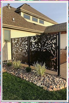 If you're looking for a way to keep your outdoor space private, consider installing a privacy screen. These screens can be made from a variety of materials, so you can find one that suits your specific needs. Kitchen Outside, Patio Privacy, Privacy Fence Designs, Outdoor Screens, Backyard Privacy, Privacy Walls, Privacy Screen Outdoor, Outdoor Privacy, Home Landscaping