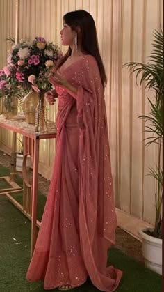 Saree For Shaadi, Saris For Farewell, Farewell Inspo Dress, Wedding Season Indian, Farewell Sari Ideas, Pink Sari Aesthetic, Farewell Inspo Saree, Pink Farewell Saree, Pink Simple Lehenga