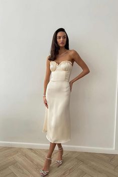 Feel seductive, confident and mesmerizing in this bustier midi dress in milk. A plunging neckline and pleats at the cups, a fitted cut will add a touch of femininity and playfulness to the look. The inner construction of the bodice has underwire and cups. Open shoulders will emphasize your delicate shoulders. Lined. Bustier Midi Dress, Bustier Dress, Dress Inspo, Classy Dress, Plunging Neckline, Dress Materials, Skirt Length, Shapewear, Bodice