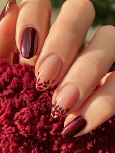 Gel Mani Short Nails Christmas, Christmas Boho Nails, Simple Festive Nails Short, Short Coffin Holiday Nails, Holiday Nails For Work, Short Crismas Nails, Short Oval Nails Christmas, Subtle Holiday Nails Christmas, Classy Fun Nails