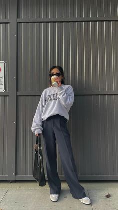 Wide Leg Pants With Sweatshirt, Oversized Sweatshirt Outfit Aesthetic, Trouser And Sweatshirt Outfit, Sweatshirt And Trousers Outfit, Oversized Sweatshirt Outfit Women, Oversized Trousers Outfits, Chic Sweatshirt Outfit, Trousers Outfit Winter, Trousers Street Style