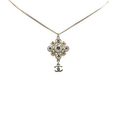 Used Chanel Coco Mark Rhinestone Necklace Silver Metal Women's Chanel (Sku: Gzl144oh) === General === Brand : Chanel === Design === Necklace Type : Necklace Gender : Women Material : Metal === Size === Neck Circumference : 50 Cm / 19.68'' Pendant Size : 39.2mm X 24.8mm / 1.54'' X 0.97'' === Included Items === Accessories : Box Accessories Notice : Before Purchasing, Please Refer To The Images Of The Accessories Included With The Item. === Condition === Condition : Used (Good) Ranking : Rank Ab U Contemporary Necklace, Box Accessories, Chanel Model, Chanel Jewelry, Necklace Brands, Crystal Necklace Pendant, Rhinestone Necklace, Necklace Silver, Crystal Pendant