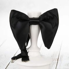 The latest new fashion bow tie models are the choice of gentlemen who want to be the most stylish of the night. Big bow ties, which are also very popular as groom's bow ties and wedding bow ties, are models that are wider in width and length than standard bow ties. Made of high quality satin fabric, its height is 12 cm and its height is 10cm. Dry cleaner. Fitted Butterfly Knot Bow Tie For Black-tie Events, Dapper Suit And Tie Accessories With Detachable Bow, Adjustable Bow For Groom, Dapper Tuxedo With Ties For Groom, Black Suit And Tie Accessories For Wedding, Fitted Tuxedo With Bow Tie Back For Party, Party Suit And Tie Accessories With Detachable Bow, Classic Detachable Bow Tie For Groom, Tuxedo Style Wedding Bow Tie With Detachable Bow