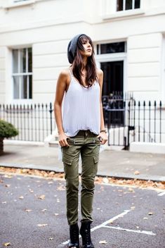 Nice 70+ Simple Cargo Pants Outfit Ideas for Women Fashion Trends Magazine, Fashion Milan, Upcoming Fashion Trends, Fashion Trend Report, Spring Summer Fashion Trends, Cargo Pants Outfit, Summer Fashion Trends, New Fashion Trends