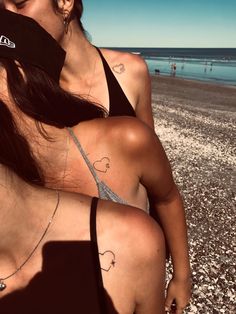 Tatuaje en la playa. Tatuaje corazon. Tatuaje en grupo 3 Friend Tattoos, Tattoo Amigas, Matching Friend Tattoos, Full Sleeve Tattoos, Best Friend Tattoos