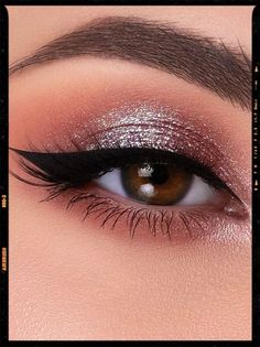 Sparkle rose gold eye makeup look Make Up For Rose Gold Outfit, Rose Gold And Black Makeup, Rose Gold Makeup Ideas, Easy Rose Gold Eye Makeup, Quinceanera Make Up Natural, Rose Gold Make Up Looks, Gold Glam Eye Makeup, Simple New Years Makeup Looks, Sweet 16 Eye Makeup