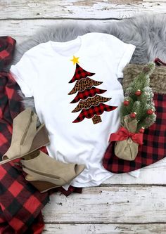 Plaid Flannel Outfit, Diy Christmas Shirts, Leopard Print Svg, Christmas Tee Shirts, T Shirt Svg, Flannel Outfits, T Shirt Transfers