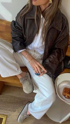 Diner Outfits, Birkenstock Clogs Outfit, Boston Outfits, Dinner Outfit Casual, Stile Blair Waldorf, Adrette Outfits, Birkenstock Outfit, Clogs Outfit, Latina Outfits