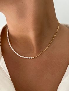 Pearl Necklace Outfit, Pearls Jewelry Diy, Beaded Neckalce, Tiny Pearl Necklace, Boho Jewels, Figaro Necklace, Necklace Outfit, Jewelry Making Necklace, Jewelry Accessories Ideas