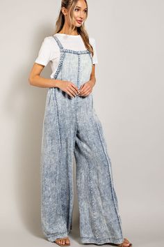 Super soft tencel denim jumper, with adjustable straps. Elastic waist to pull it in and WIDE legs! Sizing: Small 4-6, Medium 8-10, Large 12-14, XL 14-16, 1XL 18-20, 3XL 22-24 Boho Overalls Outfits, Boho Overalls, 90s Jumper, Tencel Denim, Jumpsuit Fitted, Tie Dye Jumpsuit, Denim Jumper, Flare Jumpsuit, Frayed Denim