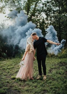 Smokebomb Photoshoot Ideas Maternity, Smokebomb Gender Reveal Photoshoot Ideas, Gender Reveal Party Photography, Cute Gender Reveal Pictures, Gender Reveal Maternity Photos