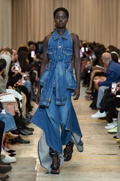 Burberry Spring 2023 Ready-to-Wear Fashion Show Collection: See the complete Burberry Spring 2023 Ready-to-Wear collection. 2023 Fashion Trends, London Fashion Weeks, All Jeans, Denim Trends, Dion Lee, Christopher Kane, 2023 Fashion, Spring 2023, Spring Dress