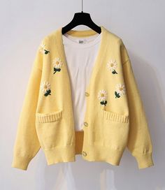 Yellow Clothes, Coat Spring, Flower Sweater, Autumn Clothing, Cute Flowers, Mode Casual, Sweater Coat, Mode Inspo, Really Cute Outfits