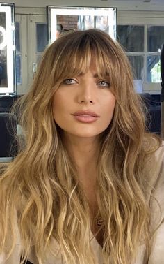 Medium Long Side Part Haircut, Fringe Bangs With Balayage, Fringe With Balayage, Long Haircuts With Bangs Curly, Bottleneck Bangs With Layers, Shirt Fringe Hair, Golden Blonde With Bangs, Curtain Bangs Long Hair Beach Waves, Balayage Fringe Bangs