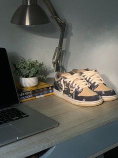 my dream desk Athletic Shoes Outfit, Sneakers Wallpaper, Outfits Athletic, Athleisure Sneakers, Jordan Shoes Retro, Sneakers Fashion Outfits, Fantastic Shoes, Sneaker Lovers