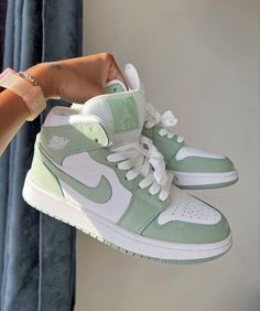 Kasut Nike, Sepatu Air Jordan, Wallpaper Nike, Nike Shoes Girls, Nike Fashion Shoes, Jordan Shoes Girls, Jordan Shoes Retro, All Nike Shoes