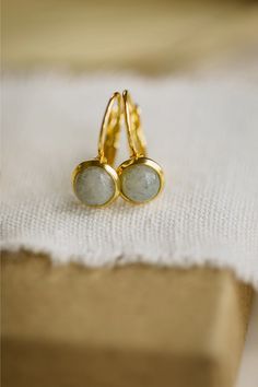 Transform your everyday style with our delicate gemstone earrings, perfect for any occasion. Discover a world of elegance and sophistication as we explore the finest golden earrings, small earrings, and earcandy on the market today. Grey Earrings, Budget Friendly Gift, Gray Earrings, Golden Earrings, Labradorite Jewelry, Earrings Small, Trendy Designs, Timeless Accessories, Curated Gifts