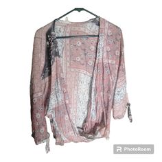 Euc Boho Style Pink V-neck Daywear Blouse, Pink V-neck Blouse For Daywear, Bohemian Printed Tops For Daywear, Flowy Pink Printed Tops, Pink Summer Peasant Top For Day Out, Summer Pink Peasant Top For Day Out, Pink Flowy Long Sleeve Blouse, Flowy Pink Blouse For Fall, Spring Boho Print Pink Blouse