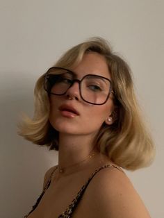 Thick Frame Glasses Aesthetic, Grandma Glasses Aesthetic, Short Hair Big Glasses, Short Blonde Hair With Glasses, Prescription Glasses Aesthetic, 90s Glasses Frames, Nose Piercing Glasses, Wire Glasses Aesthetic