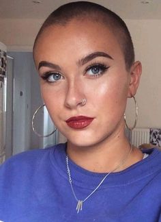 Hairstyles Buzzcut, Bald Women Fashion, Buzzed Hairstyles, Buzz Cut Women, Bald Look, Shaved Head Women, Nape Undercut, Girls Short Haircuts, Shave My Head